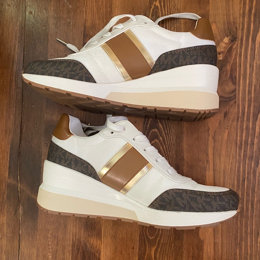 Michael Kors Women’s Wedge Sneakers. Size: 8.5
Gently used great condition. 🤎 - Picture 8 of 14